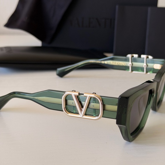 New! Valentino V-SETTE VLS166D Dark Green Cat-Eye Sunglasses with Gold V Logo main image 7